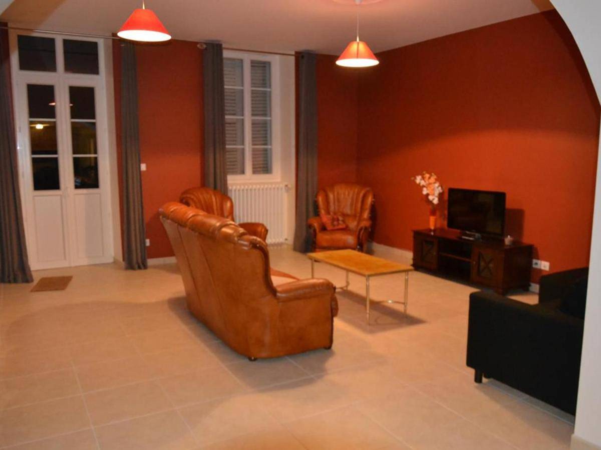 Holiday Home (6 Adults) in Châtel-de-Neuvre, Allier