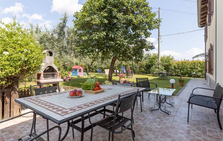 Entire holiday apartment, Child-Friendly Apartment Near River & City Center in Santo Stefano di Magra, Natural Park of Montemarcello-Magra-Vara