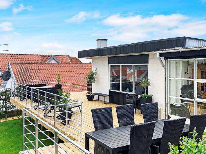 Ferieudlejning for 6 personer, med Terrasse og Have i Hejlsminde
