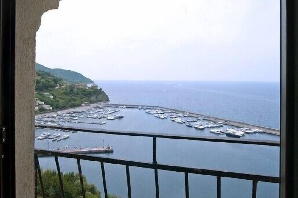 Ganze Wohnung, Private Terrasse auf dem Meer in der historischen Stadt: was für ein Blick auf Capri und Amalfi !!! in Agropoli, Cilento