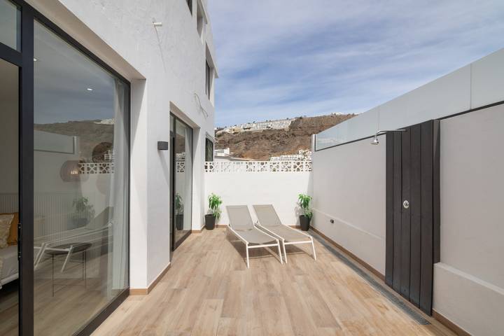 Entire apartment, Vacations at 'Chez Oti' with Shared Pool, Wi-Fi, and Air Conditioning in Puerto Rico (Gran Canaria), Mogán
