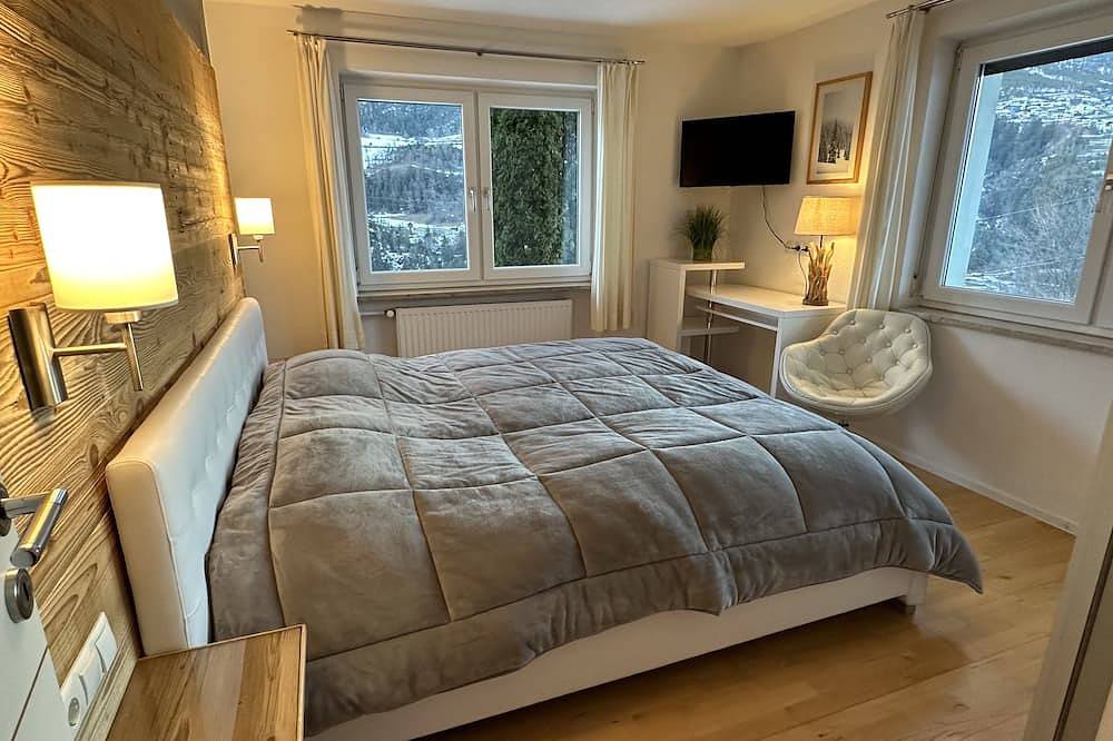 Grosses Ferienhaus mit Sommerpool, Bergpanorama, Sauna, Nähe Skigebiet in Landeck, Tiroler Oberland
