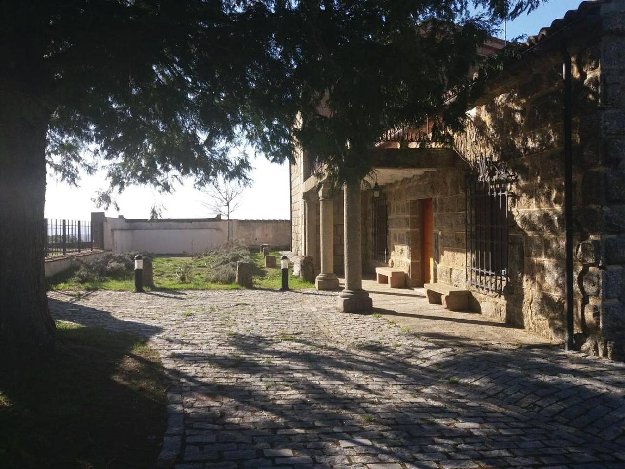 Landhaus 'Casa Rural De Benjamín Palencia' mit Bergblick und privatem Garten in Villafranca de la Sierra, Ávila und Umgebung
