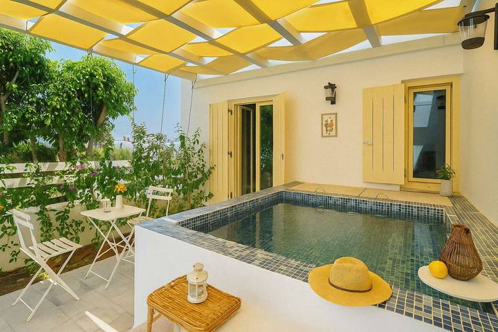 Vacation rental for 4 people, with yard and hot tub in Paros