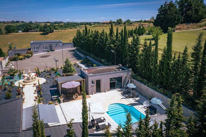 Chalet for 13 people, with garden and terrace as well as hot tub - 1