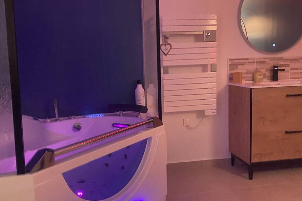 Appartement entier, Le Cupidon, 2 à 4 pers avec Baignoire-Balnéo. Nid d'Amour  Nuit de Souvenirs in Montmeyan, Région de Brignoles