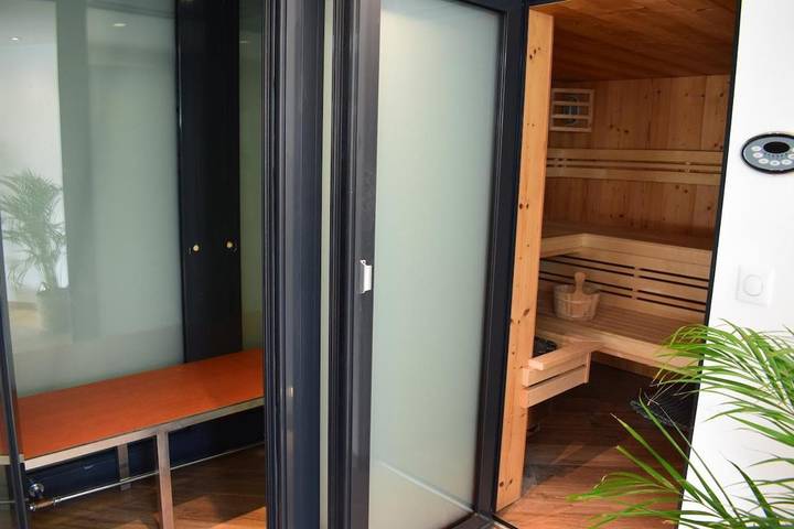 Location de vacances pour 2 personnes, avec sauna et terrasse ainsi que jacuzzi et jardin à Les Fourgs - 4
