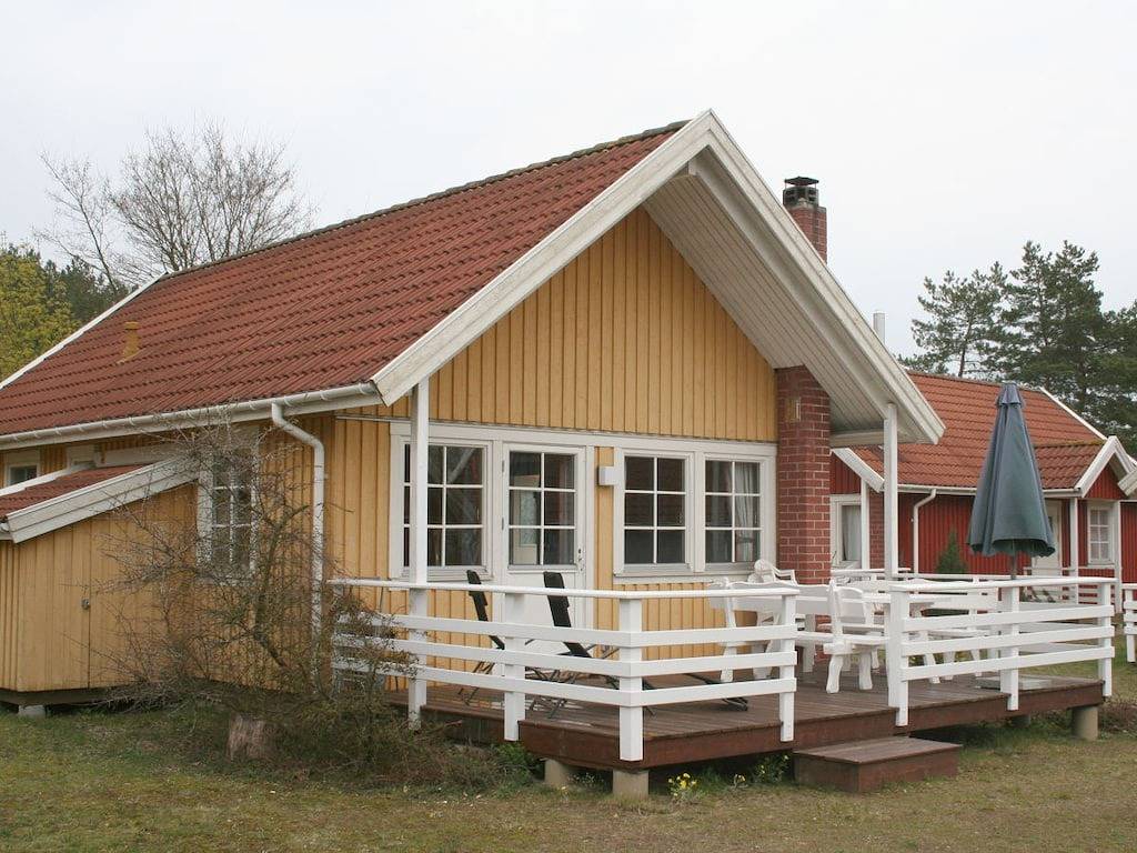 Ferienhaus in Userin mit Schwimmbecken in Badestrand Userin, Userin