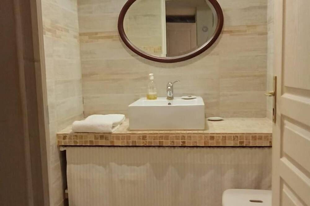 Sous Le Figuier, gîte with shared pool in Saint-Maximin-la-Sainte-Baume, Brignoles region