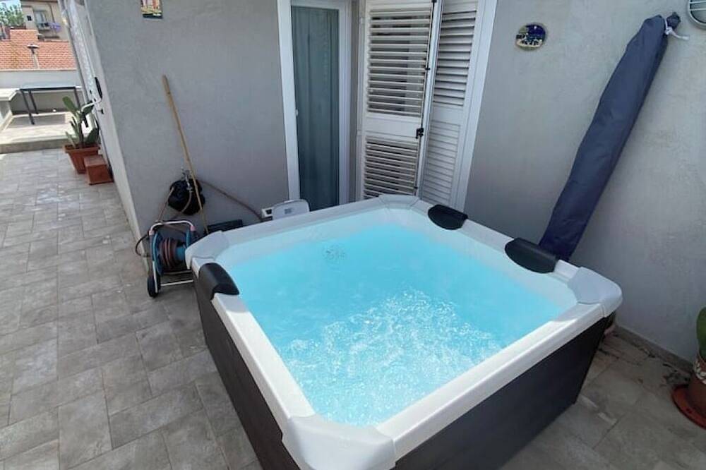 Marco's terrace with pool near the station in Livorno, Etruskische Küste