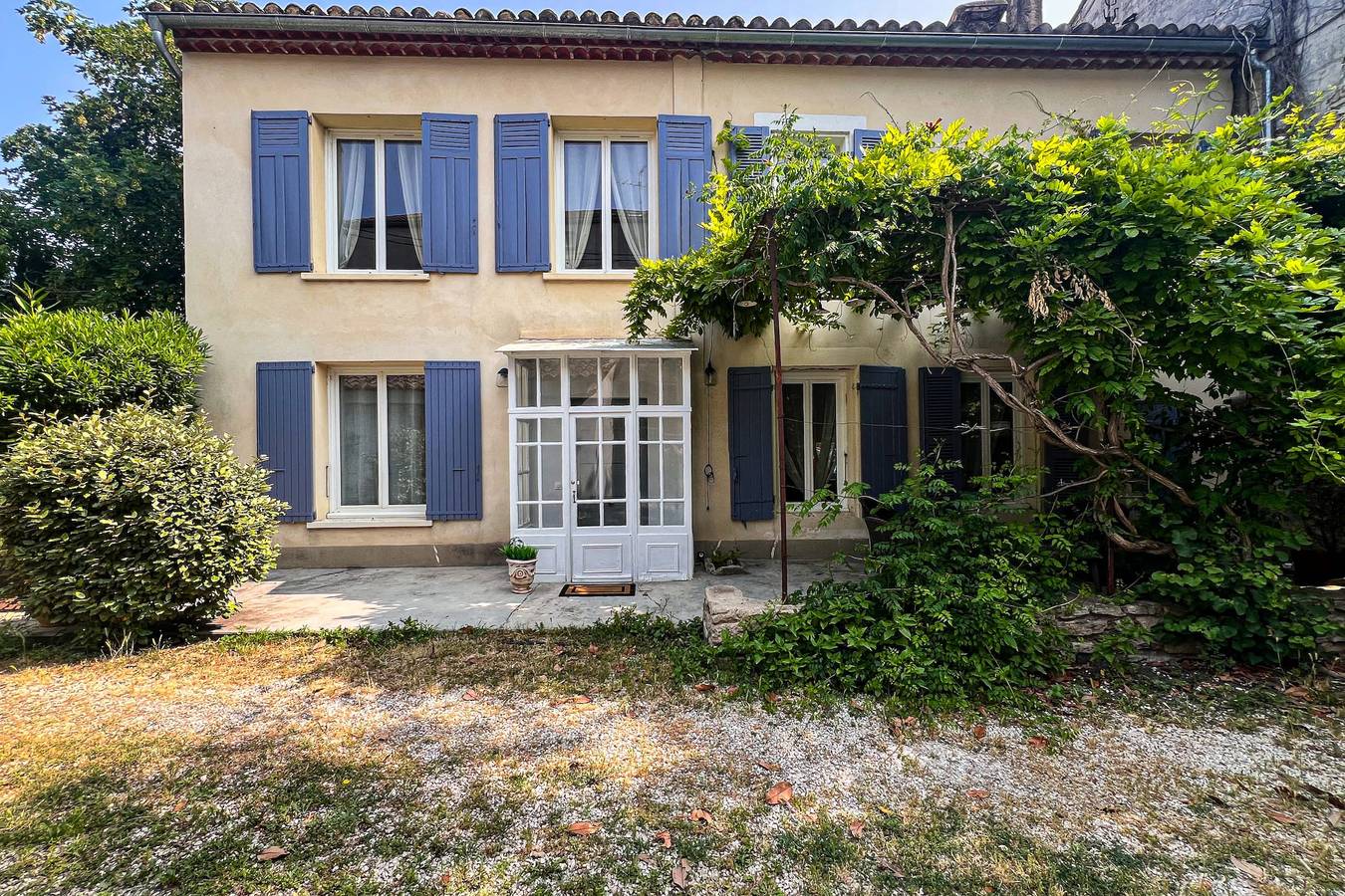 Elivi : Elegant Art Deco house with Garden – Walk to the Heart of Town in L'Isle-sur-la-Sorgue, Vaucluse