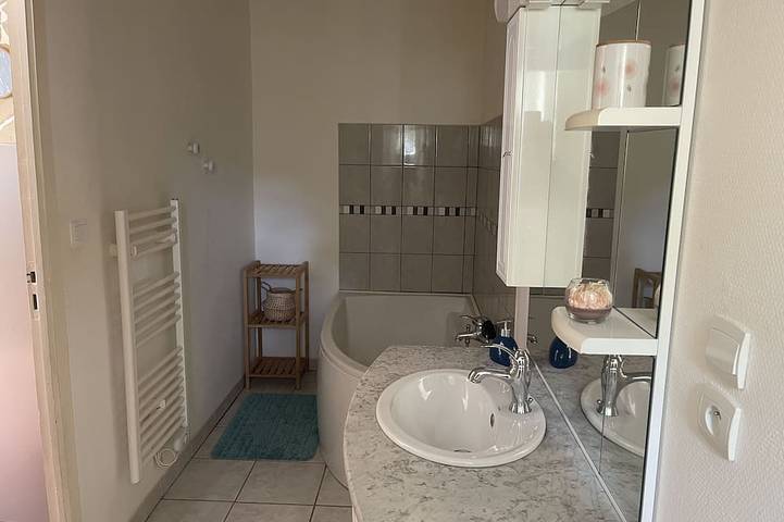 Location de vacances pour 6 personnes, avec jardin et terrasse à Veuil - 4