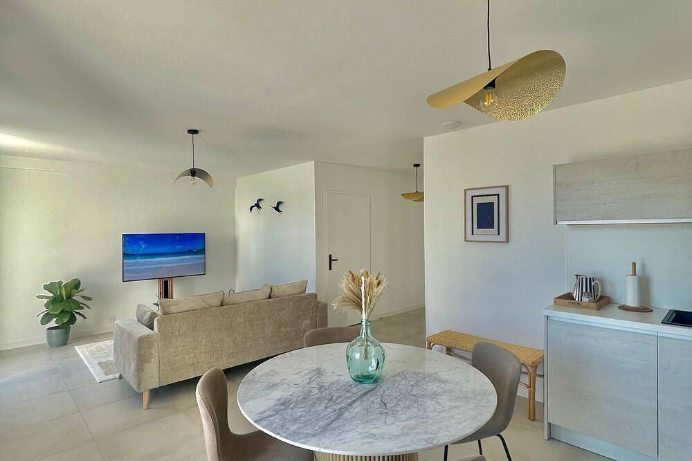 Entire apartment, Grand Appartement in Lunel-Viel, Côte d'Améthyste