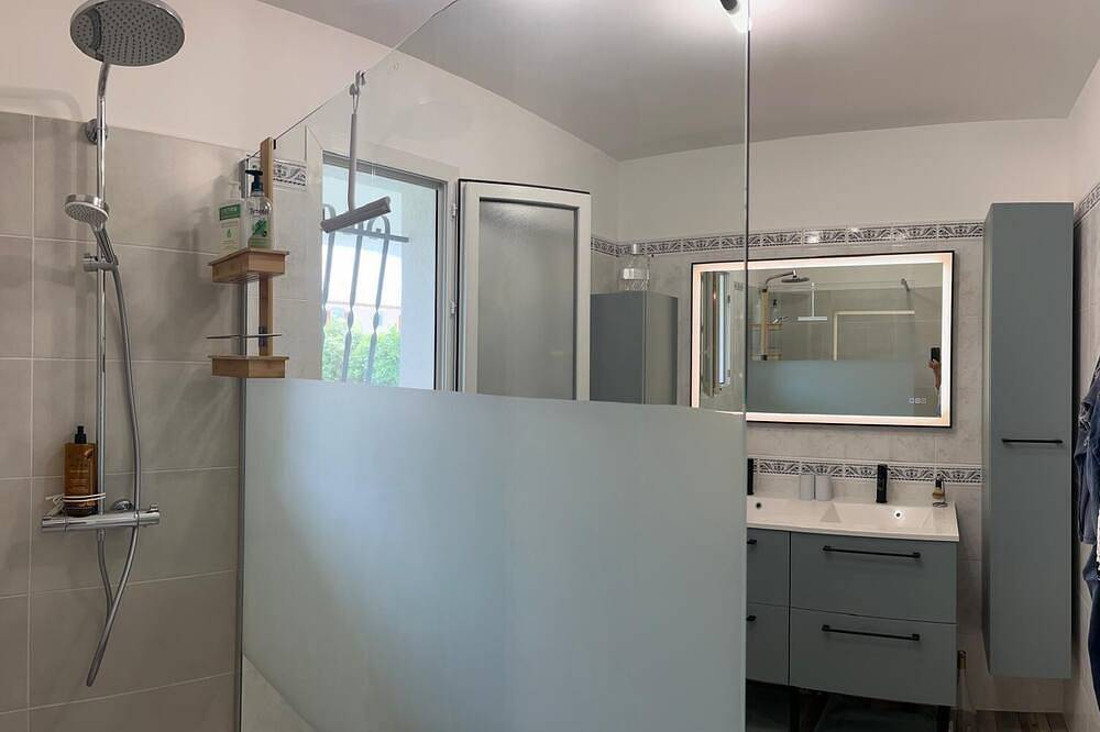 Beautiful, quiet villa, swimming pool, jacuzzi, lovely garden in Saussan, Mittelmeerküste (Frankreich)