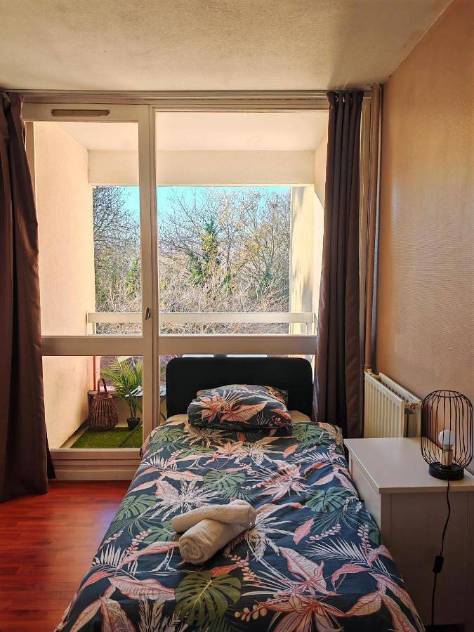 Appartement entier, T3 Cosy petit balcon 5mins France miniature in Élancourt, Yvelines