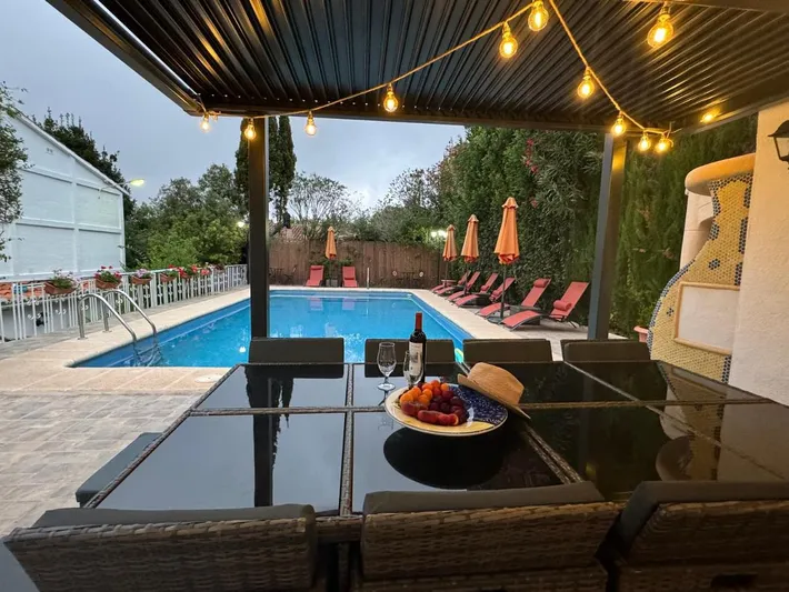 Villa pour 14 personnes, avec piscine ainsi que jardin et vue - 1
