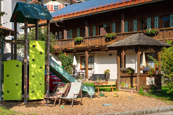 Ganze Ferienwohnung, Café Chiemgau und Gästehaus - Appartement 11 Zinnkopf, 30qm, Balkon, Kochnische, 1 Wohnschlafzimmer, Wlan, 2 P in Ruhpolding, Bayerische Alpen