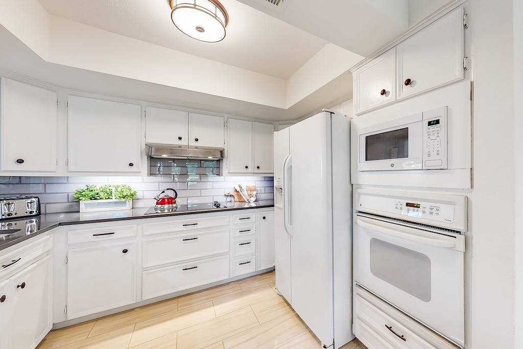 Peaceful mid-century escape with screened porch & lake access in Lago Vista, Lake Travis