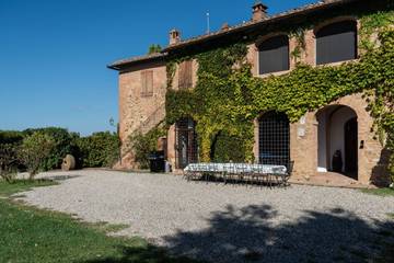 Villa for 12 Guests in Siena, Siena Province, Picture 2