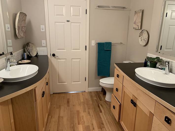 Vacation rental for 4 people, with terrace and hot tub as well as yard in Eugene