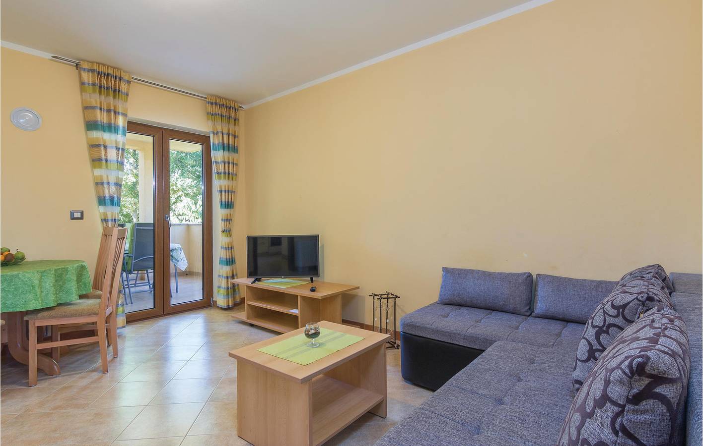 Ganze Ferienwohnung, Gemütliche 2-Zimmer-Wohnung mit Pool, Terrasse und WLAN in der Nähe des Stadtzentrums von Kadumi in Grad Poreč, Porec und Umgebung