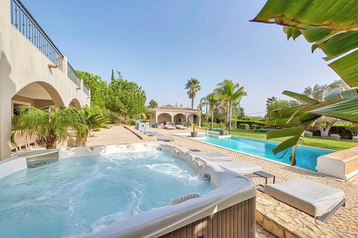 Villa for 14 people, with garden and terrace as well as children pool in Portimão