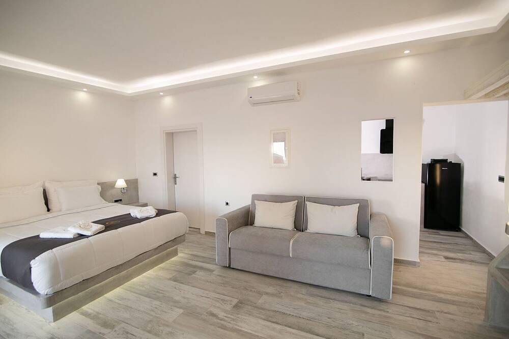 Elite Santorini Villa | Aegean Melody Suites | 1 Schlafzimmer | Beheizter Außenwhirlpool | Vlyxada in Santorin