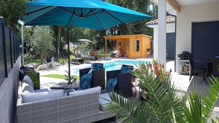 Gîte pour 6 personnes, avec jardin ainsi que piscine et terrasse à Margaux