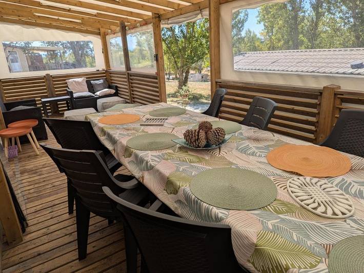 Camping pour 8 personnes, avec terrasse et piscine ainsi que jardin et vue