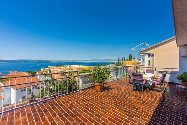 Ganze Wohnung, Komfortables Apartment nur 250 Meter zum Sandstrand mit privater Dachterrasse und Meerblick in Gradsko kupalište (Crikvenica), Crikvenica