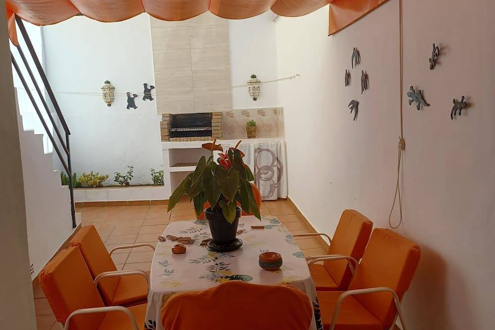 Townhouse With Patios, Bbq, Free Wifi And Parking At 5 'On Foot Of The Beach in Nerja Centre, Nerja