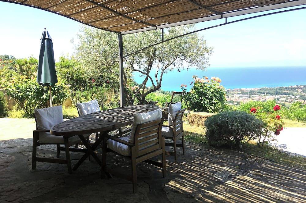 Entire apartment, Vacation apartment with large natural stone terrace, sea view guaranteed in Santa Maria di Castellabate, Cilento