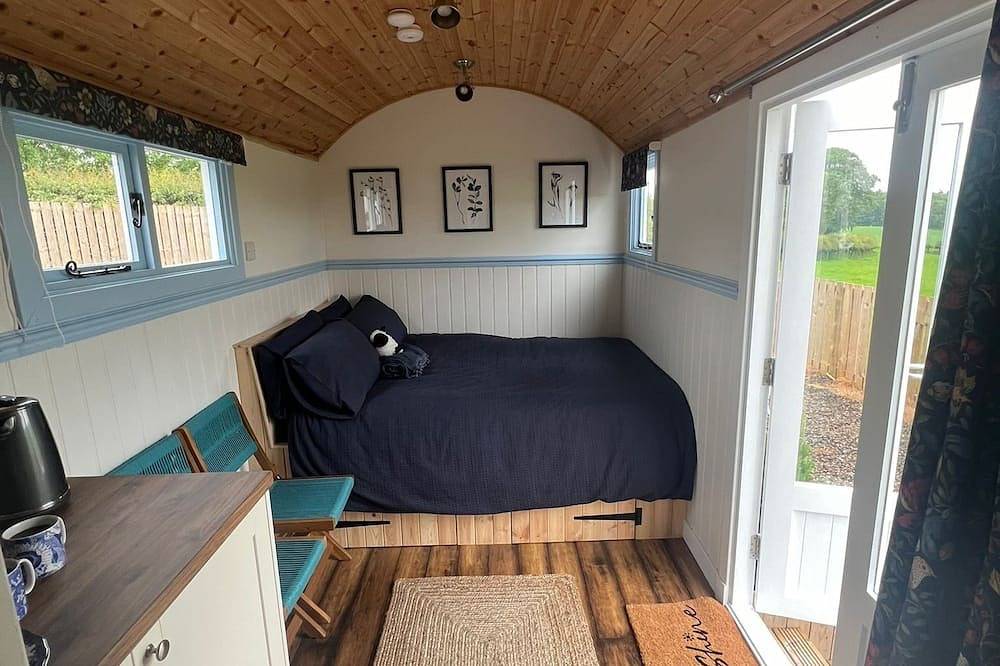 Wee Shepherds Hut Maybole Try country living for your next short break. in Firth Of Clyde