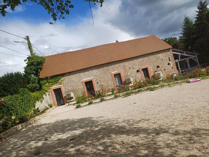 Gîte pour 14 personnes, avec piscine ainsi que vue et terrasse à Les Bordes