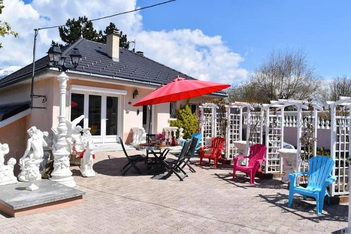 Location de vacances pour 5 personnes, avec terrasse et jardin, animaux acceptés dans Pierre-Châtel