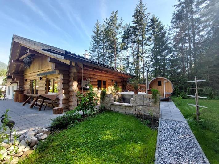 Chalet für 4 Personen, mit Balkon und Whirlpool sowie Terrasse und Garten
