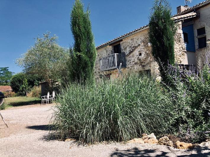 Location de vacances pour 4 personnes, avec Balcon et Terrasse ainsi que Jardin et Piscine à Saint-Amans-du-Pech