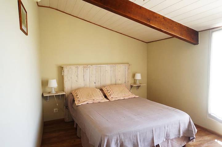 Gîte pour 5 personnes, avec terrasse ainsi que jardin et piscine à Arles - 2