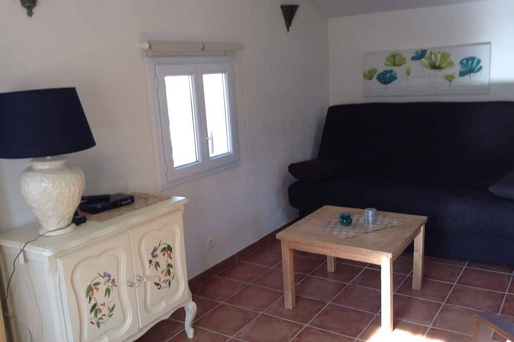 En el corazón de Provenza estudio independiente de 25m2 con vistas a las colinas. in Salernes, Region de Draguignan