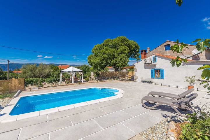 Ferienwohnung für 5 Personen, mit Balkon/Terrasse und Terrasse sowie Pool in Pinezici