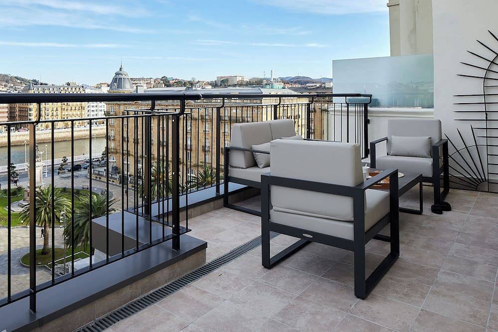 Entire apartment, Eki Terrace by Feelfree Rentals in Playa de la Concha, San Sebastian