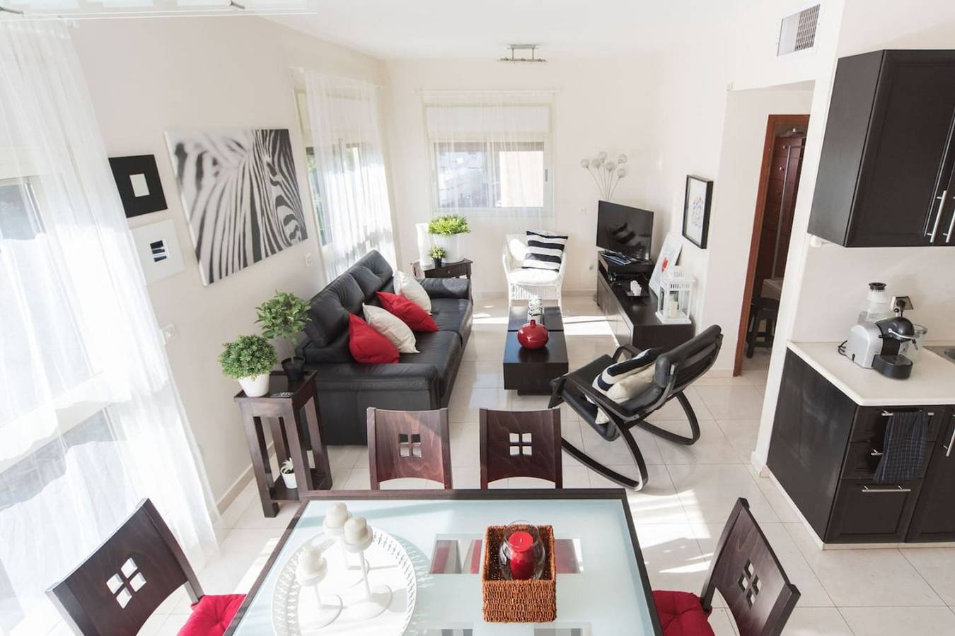 Appartement entier, Spacious Duplex with Terrace 3-min From the Beach + Mamad in Tel Aviv, District de Tel Aviv