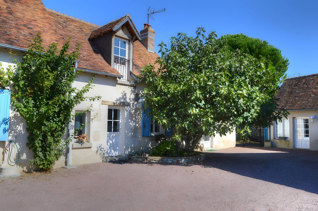 Gîte « Gîte de la Mésange » avec piscine partagée, terrasses partagées et Wi-Fi in Dame-Marie-les-Bois, Région de Tours