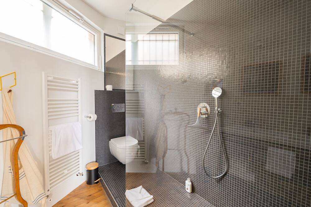 Double Room Mandalay  ideal for couple in Bordeaux, Bordeaux en omgeving