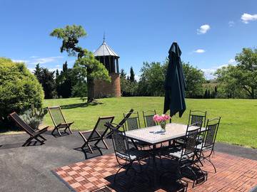 Gîte pour 4 personnes, avec jardin ainsi que piscine et terrasse à Tarabel