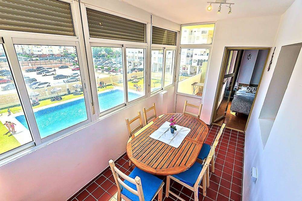 Apartamento entero, Beachfront 3-Br apartment with sea view and pool view balconies, swimming pools in Valdelagrana, El Puerto de Santa María