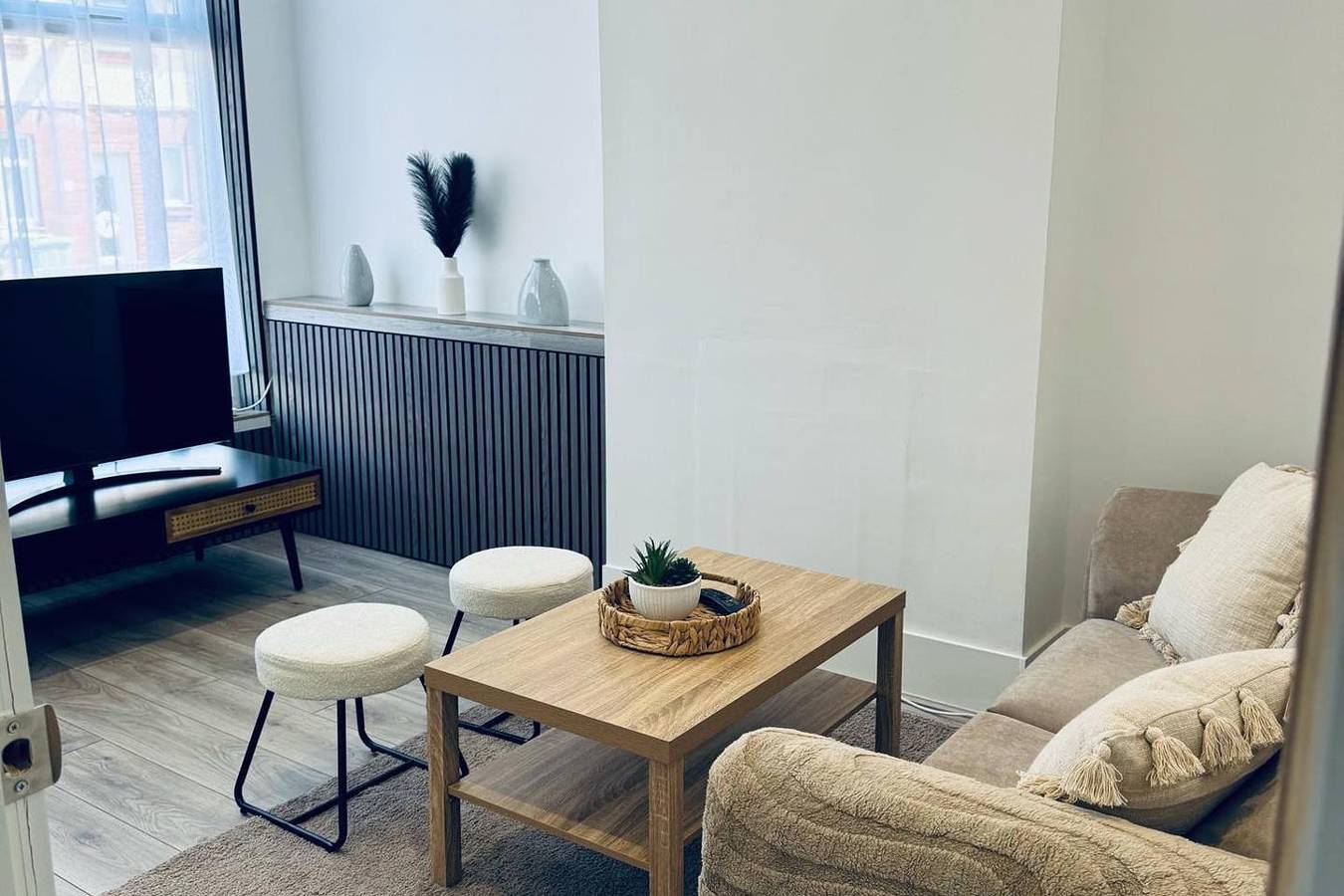 Crewe - House - Sleeps 8 - Private Hot Tub in Crewe, Cheshire East