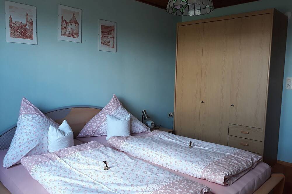 Ganze Wohnung, 50qm große Ferienwohnung mit ebenerdiger Dusche und zwei Schlafzimmer in Haundorf, Fränkisches Seenland