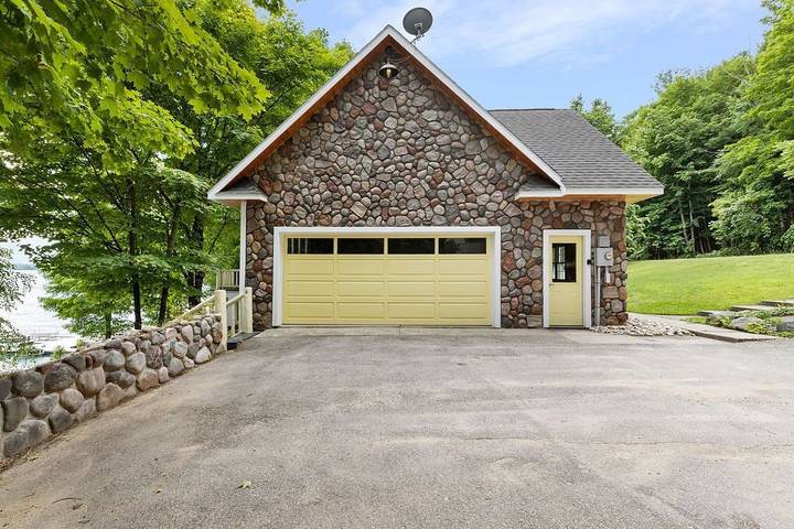 Vacation rental for 10 people, with yard and balcony in Torch Lake