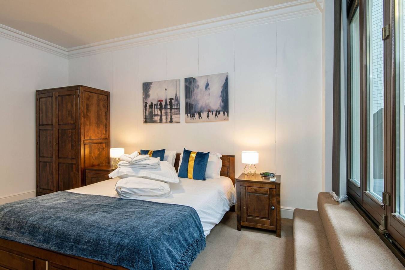 Entire apartment, 3Bg Historic Flat 1Br sleeps 4 Aircon Balcony in Downtown, London